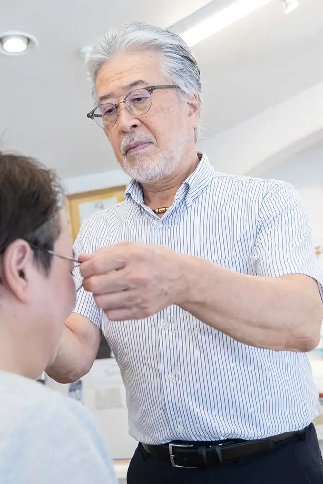 熊本の恵光堂でメガネのフィッティング・かかり具合の微調整を行う熟練職人